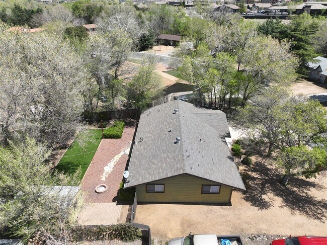 Building Photo - Newly Remodeled 3 Bed, 2 Bath Home with 1 ...