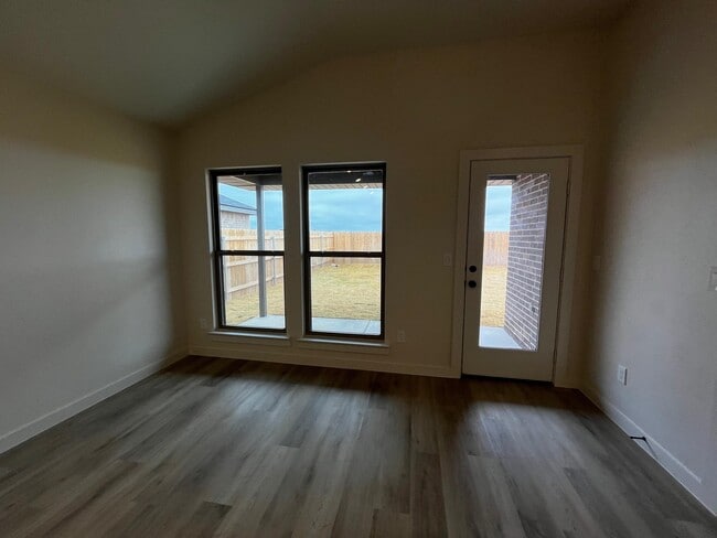 Building Photo - 2028 Cottonwood Ave