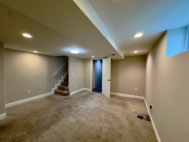 Building Photo - Charming 3 Bedroom/2 Bathroom Townhome in Dundalk, MD!