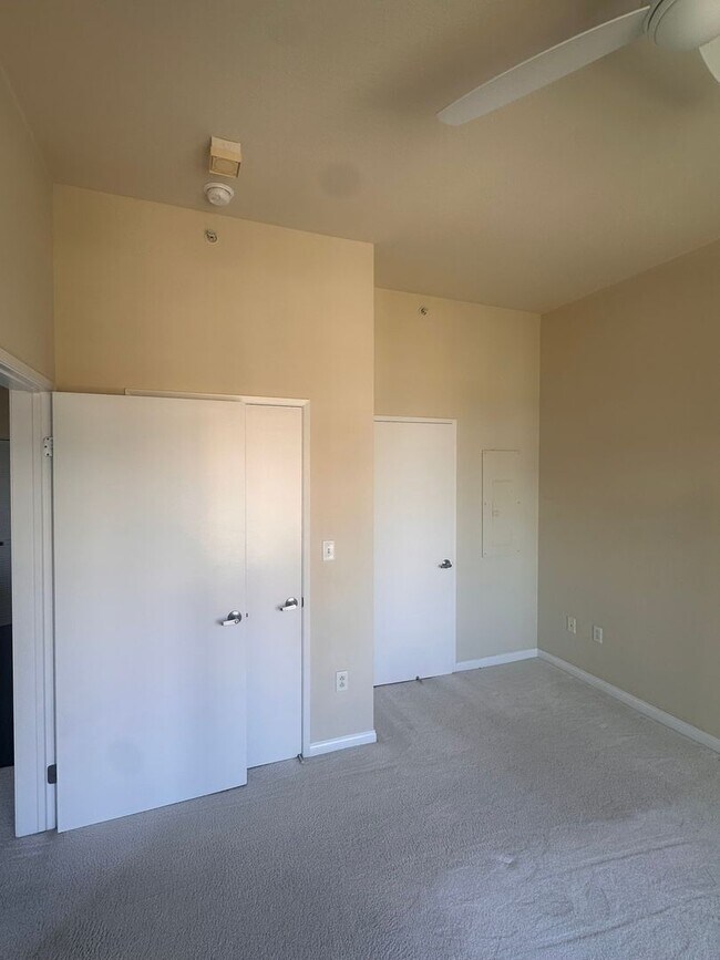 Building Photo - 1BR High-Rise with Balcony & Views