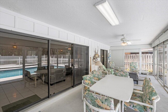 Building Photo - 901 Sandy Oaks Dr