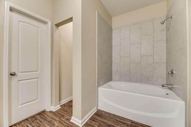 Building Photo - 5500 Persimmon Dr