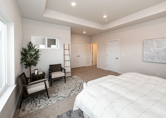Building Photo - 3 Bedroom End Unit Luxury Townhome in Moun...