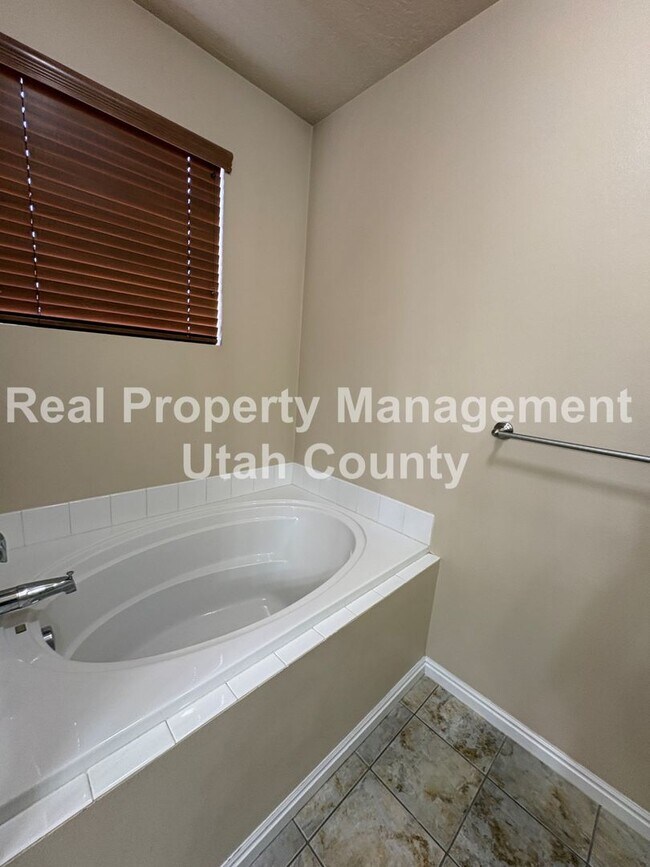 Building Photo - Beautiful townhome in Pleasant Grove