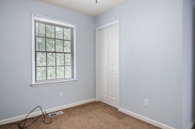 Building Photo - 3 bed/2 1/2 Bath. Pet Friendly. Easy acces...