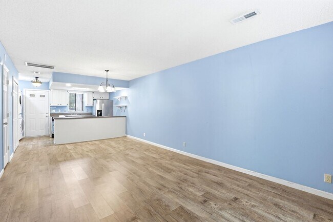 Building Photo - 102 Country Club Villa Dr