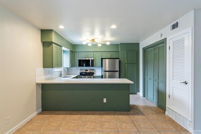 Building Photo - 5802 Belmoor Dr