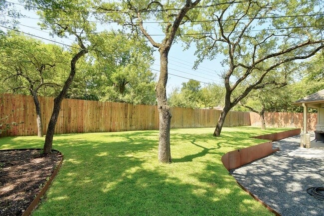 Building Photo - 1006 Lipan Trail