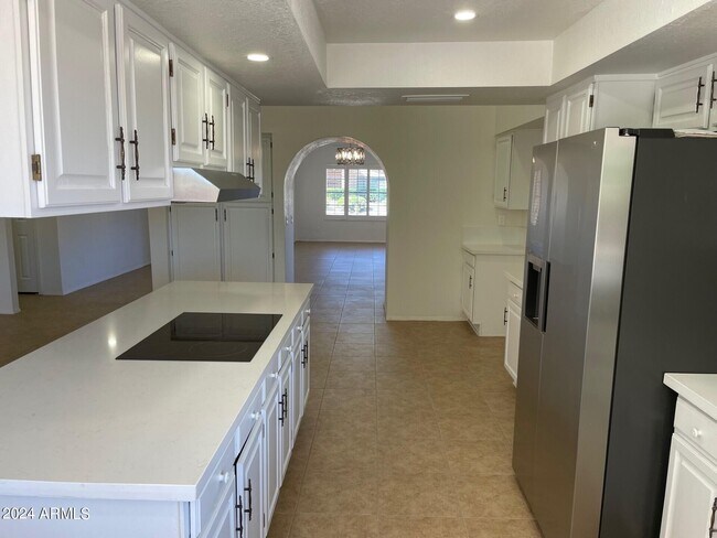 Building Photo - 839 E Meadow Ln