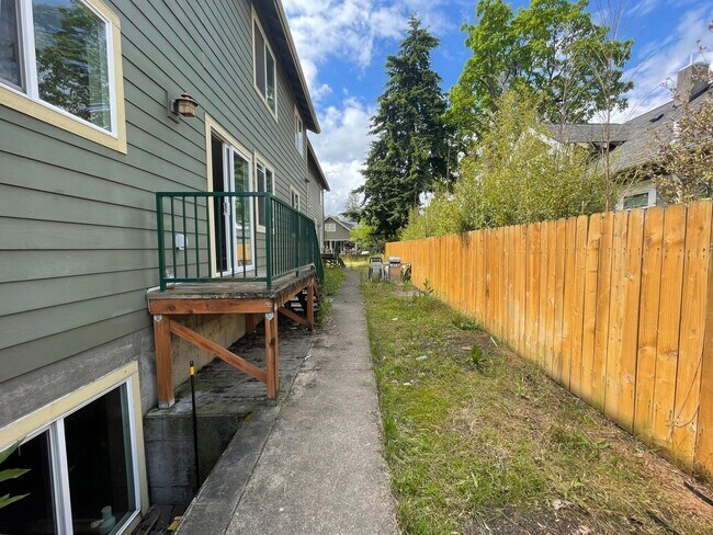 Building Photo - RENT SPECIAL: Great 6 bed, 6 bath Duplex Unit in North Portland with Laundry, Patio