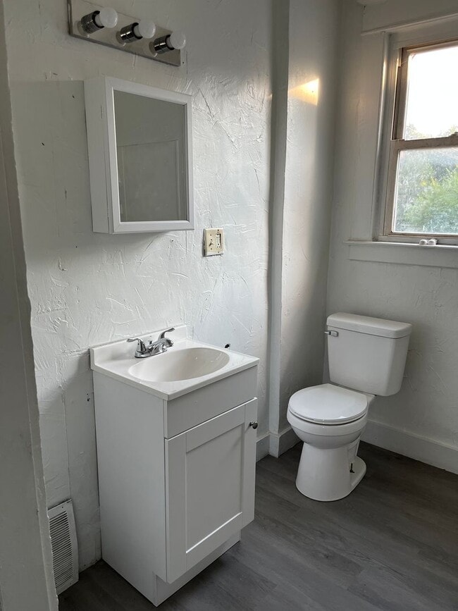 Building Photo - 3 Bedroom Single Family Home