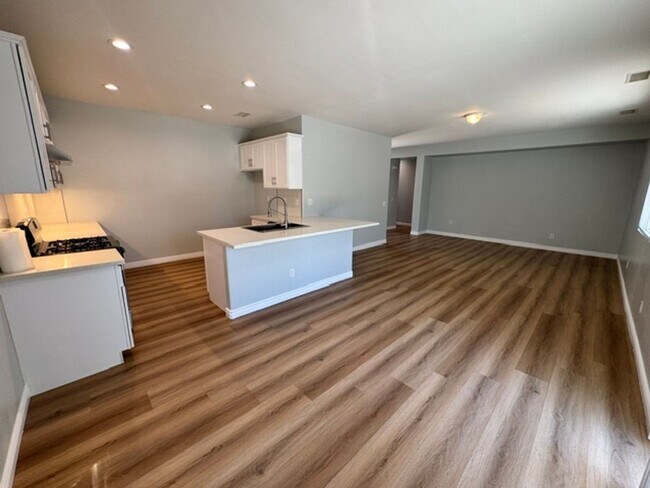 Building Photo - Gorgeous Remodeled 3+2 - $3000