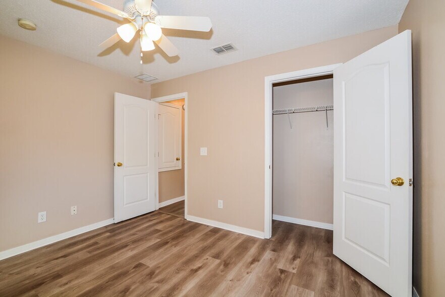 Building Photo - 645 Winding Lake Dr