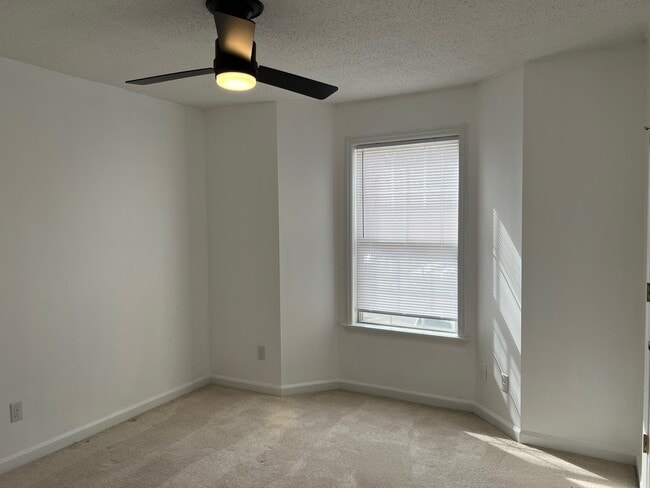 Building Photo - 6704 W Friendly Ave