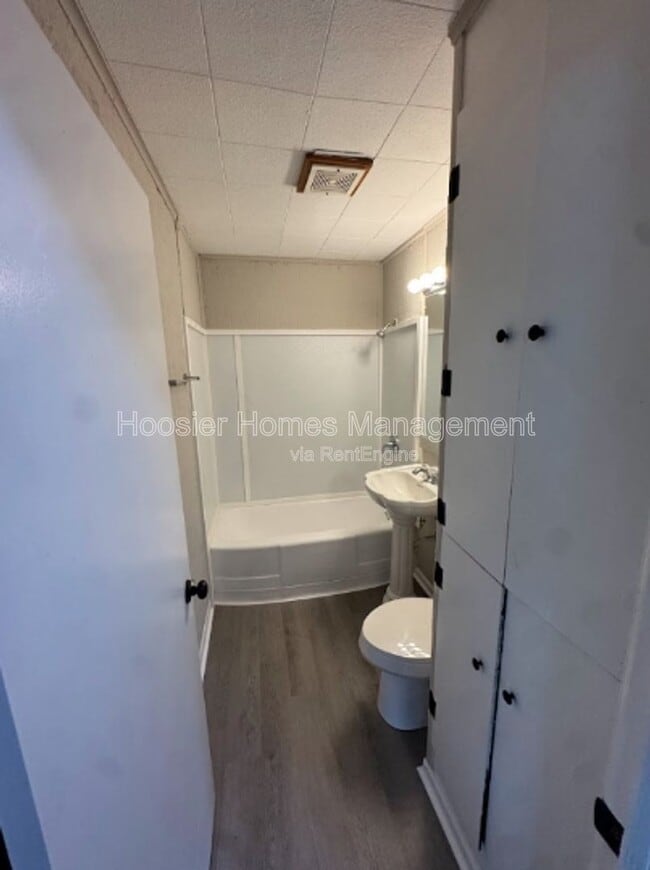 Building Photo - 1023 E Dixon St