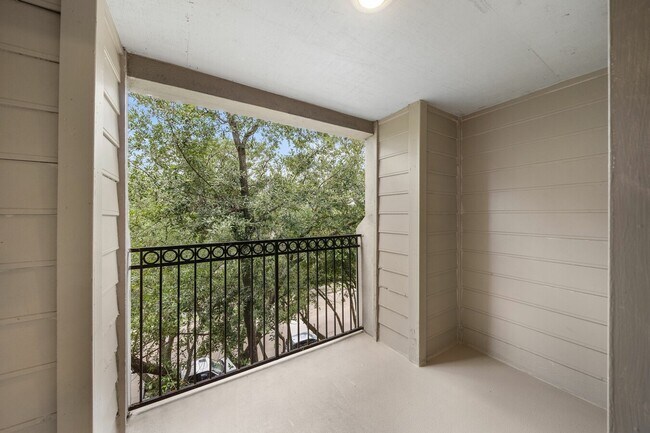 Building Photo - Move In Easy — $0 Deposit!