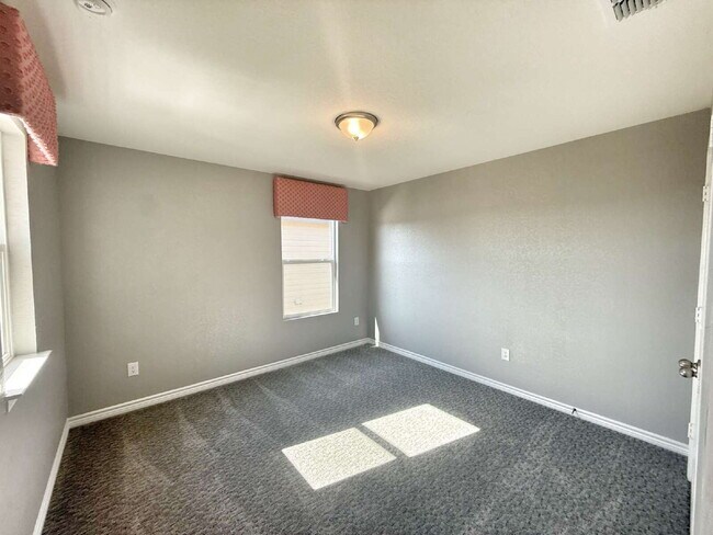 Building Photo - Immaculate Two Story Home in Legend Point ...