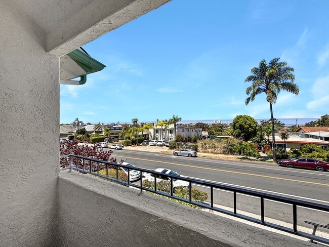 Building Photo - Stunning 2BD/2BA Condo in University Heigh...
