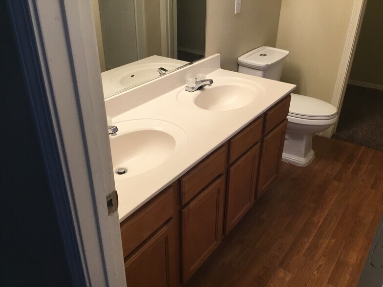 Building Photo - 5849 Sandoval Dr NE