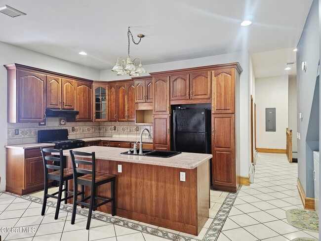 Building Photo - 305 Main St