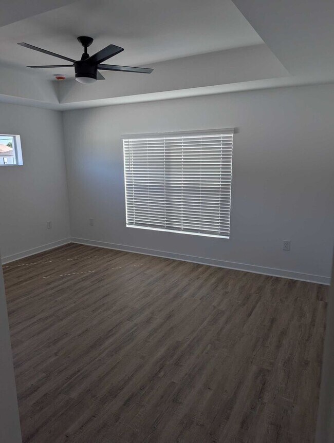 Building Photo - 1423 NE 12th Pl