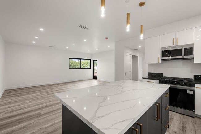 Building Photo - 1920 S Sherbourne Dr