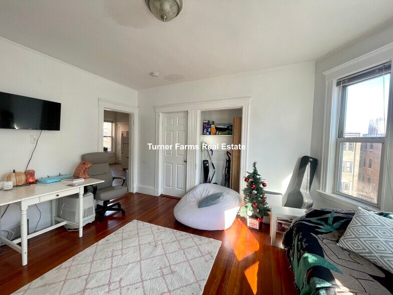 Building Photo - 162 Kelton St