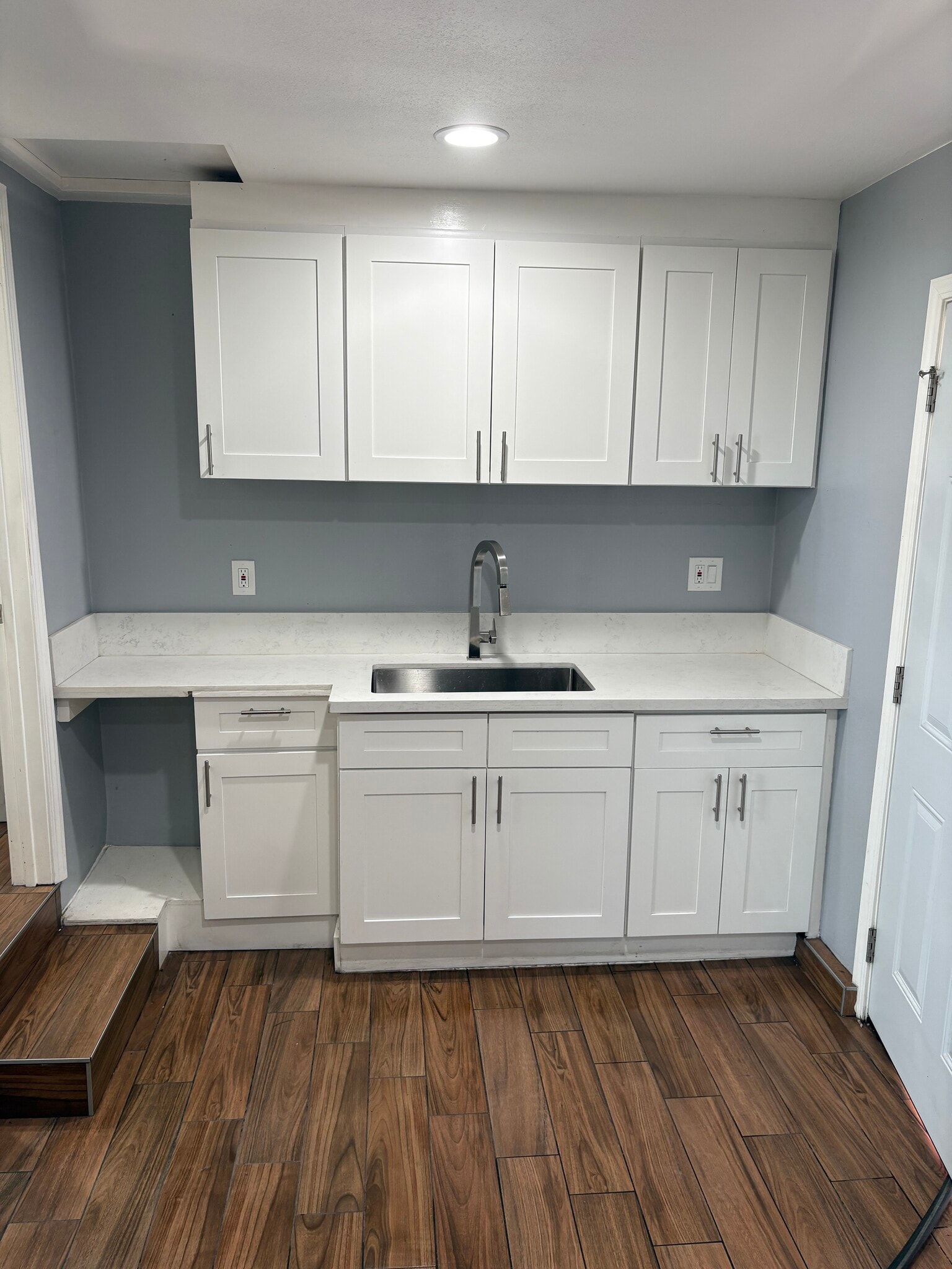 Building Photo - 1456 W 6th St