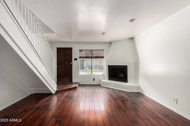 Building Photo - Old Town Scottsdale townhome- 2 bd 2 bath- W/D- Yard