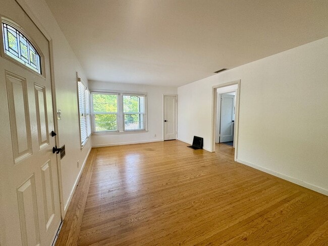 Building Photo - Charming Home Available Now!