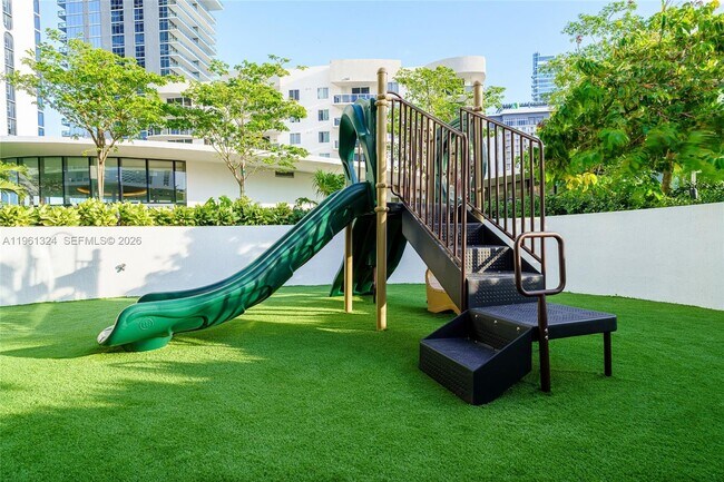 Building Photo - 700 NE 24th St