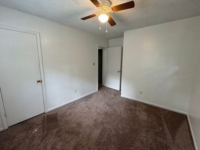 Building Photo - Move in Ready!