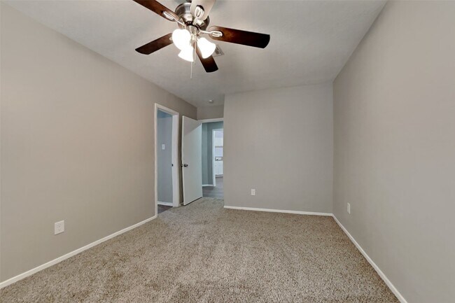 Building Photo - 21610 Crescent Heights St
