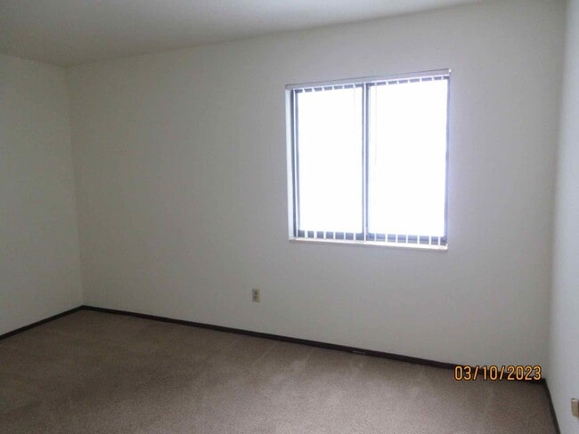 Building Photo - Available Mid-Late September 2025 Remodele...