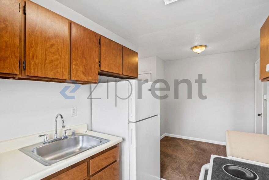 Building Photo - 1185 Meadow Ln