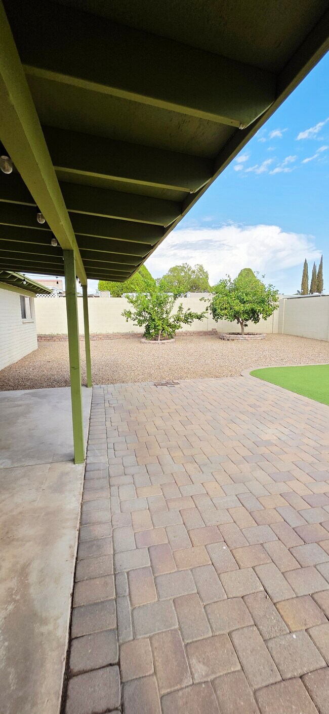 Building Photo - 9042 E Kenyon Dr