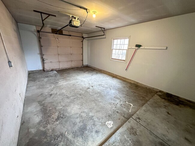 Building Photo - 960-964 Kentwood NE