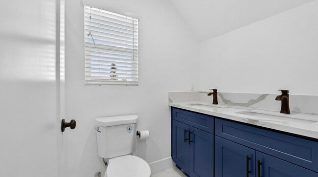 Building Photo - 678 E 45th St