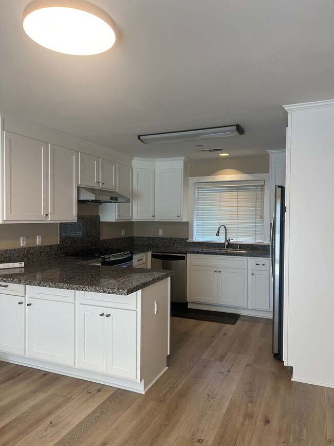 Building Photo - Modern 2-Bed, 2.5-Bath Townhome in Gardena...