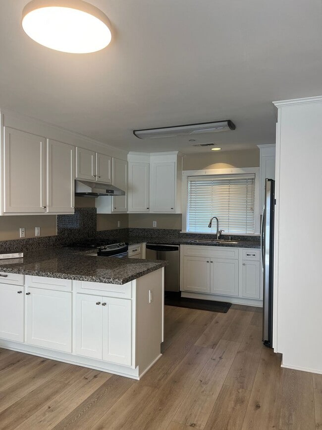Building Photo - Modern 2-Bed, 2.5-Bath Townhome in Gardena – Stylish Living with Spacious Comfort!