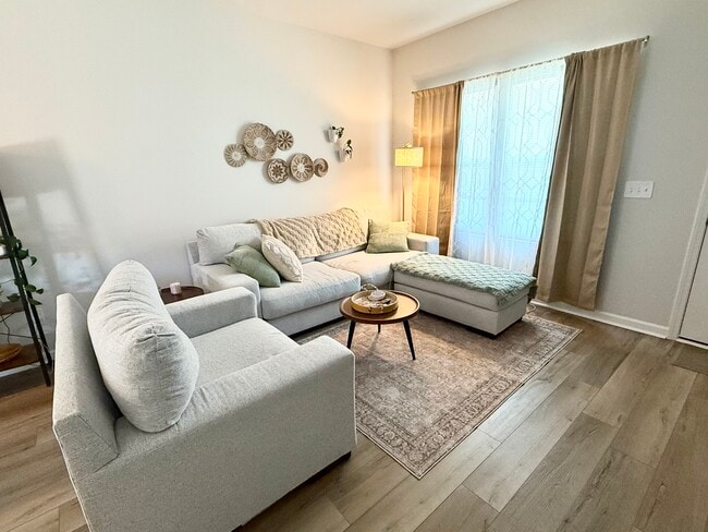 Building Photo - 1444 Donhill Dr