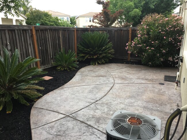 Building Photo - 557 Loch Lomond Way