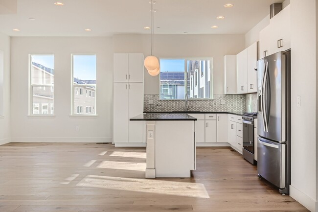 Building Photo - Stylish 3 bed/4 bath Town Home