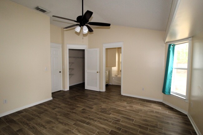 Building Photo - 2073 SW Capeador St