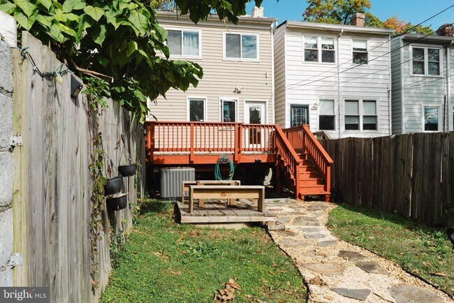 Building Photo - 636 Kenyon St NW