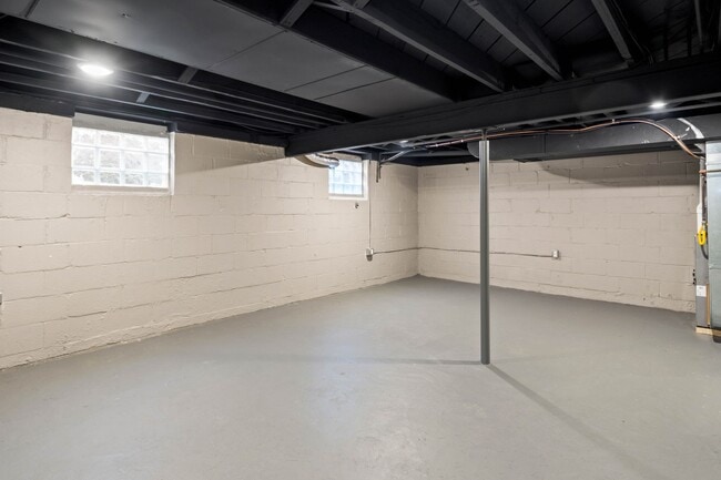 Building Photo - AVAILABLE OCT 1ST! DON'T MISS THIS RENOVAT...