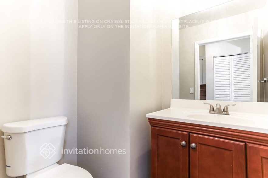 Building Photo - 631 Royal Palm Way