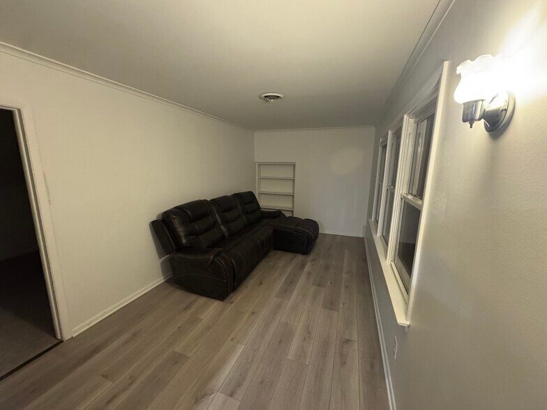 living room - 520 Saratoga Rd