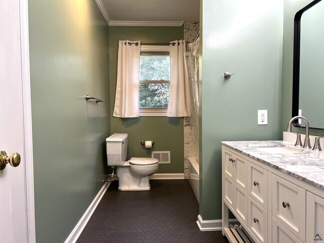 Building Photo - 2855 Riverview Rd