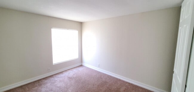 Building Photo - 519 SW 1st Ct